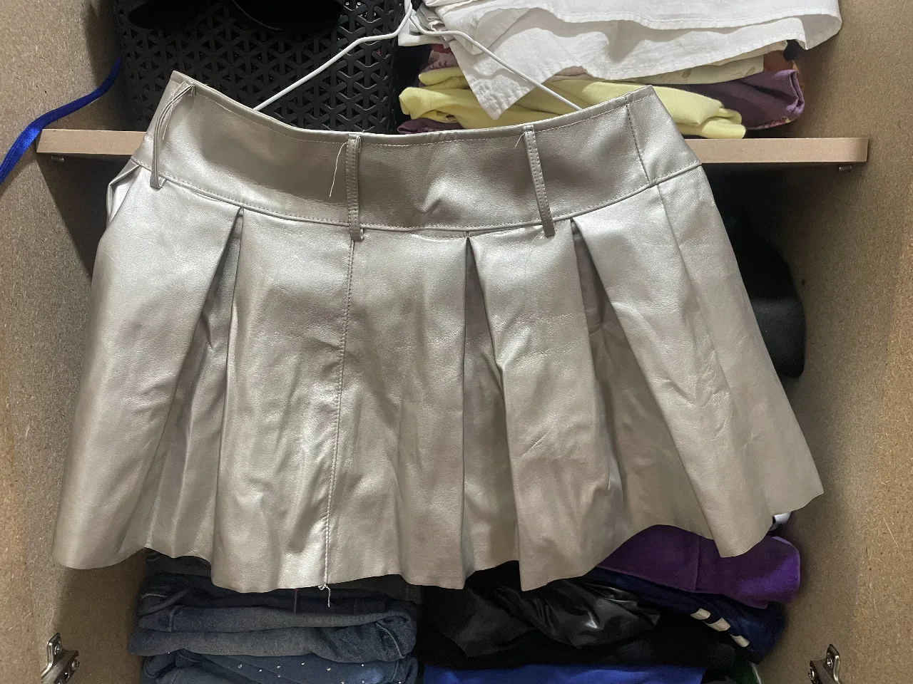 Pollera corta plateada con cierre SIN USO 