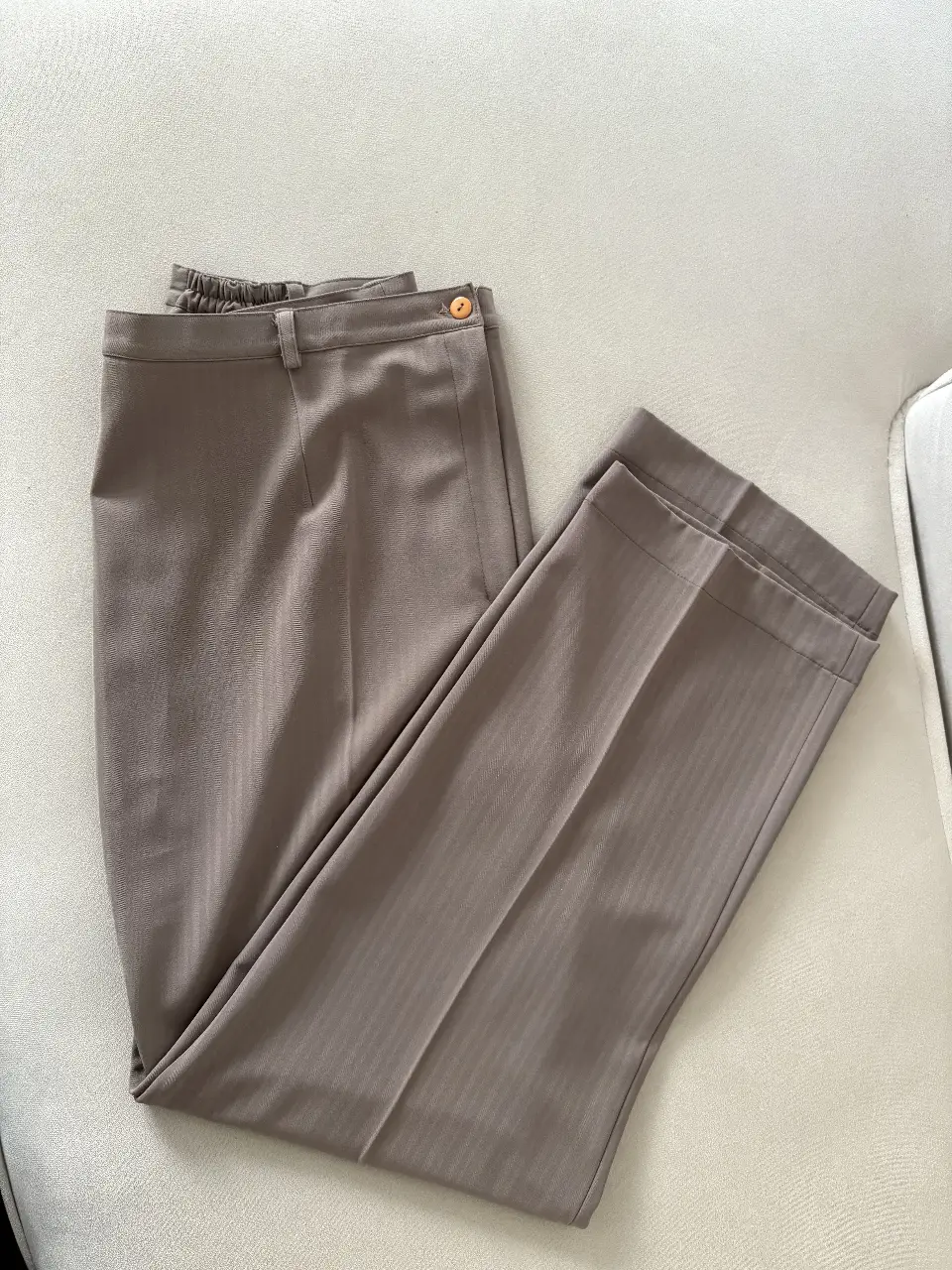 Pantalón vintage sastrero de mujer, color marrón. Talle 52. Confeccionado con materiales de alta calidad, ideal para un look elegante y sofisticado. Perfecto para ocasiones formales o para darle un toque de clase a tu día a día.