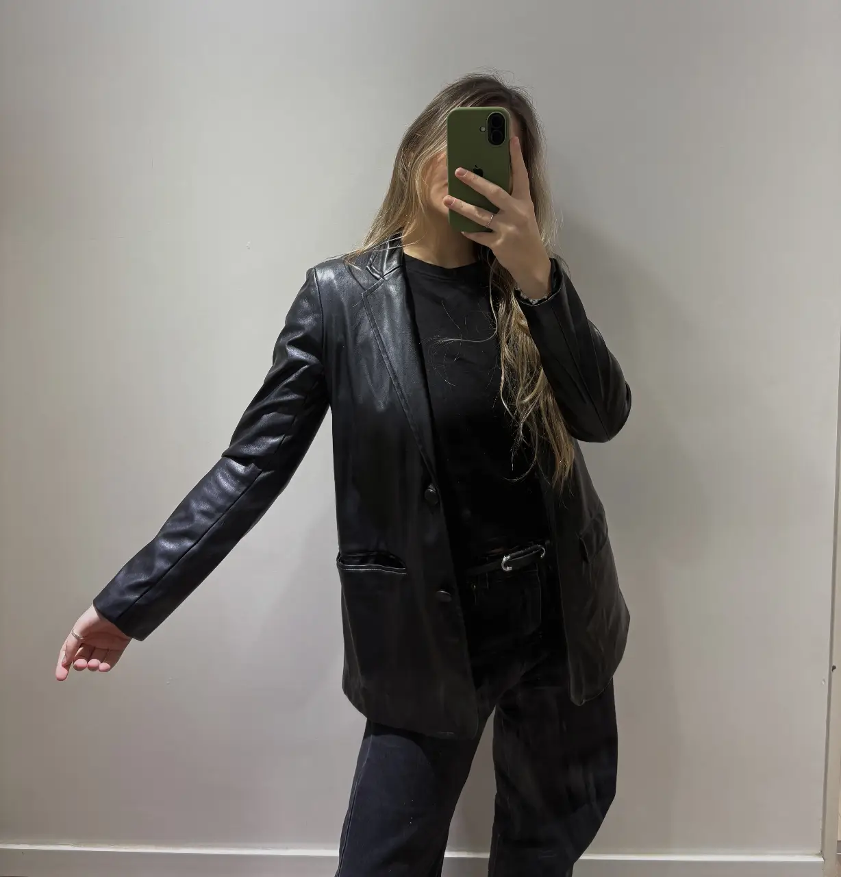 Blazer de cuero  negro, ideal para un look elegante y moderno. Perfecto para combinar con diferentes outfits, desde un look casual hasta uno más formal. Un básico atemporal en tu guardarropa. Cuenta con 2 bolsillos, botones y está forrado por dentro. 