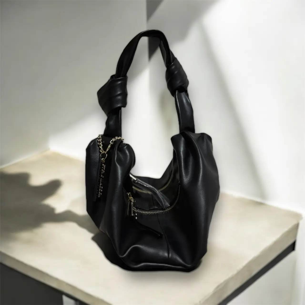 Cartera Steve Madden NUEVA negra de hombro con diseño de nudo en la manija. Cuenta con cierre y detalles metálicos dorados.  Ideal para un look moderno y sofisticado.