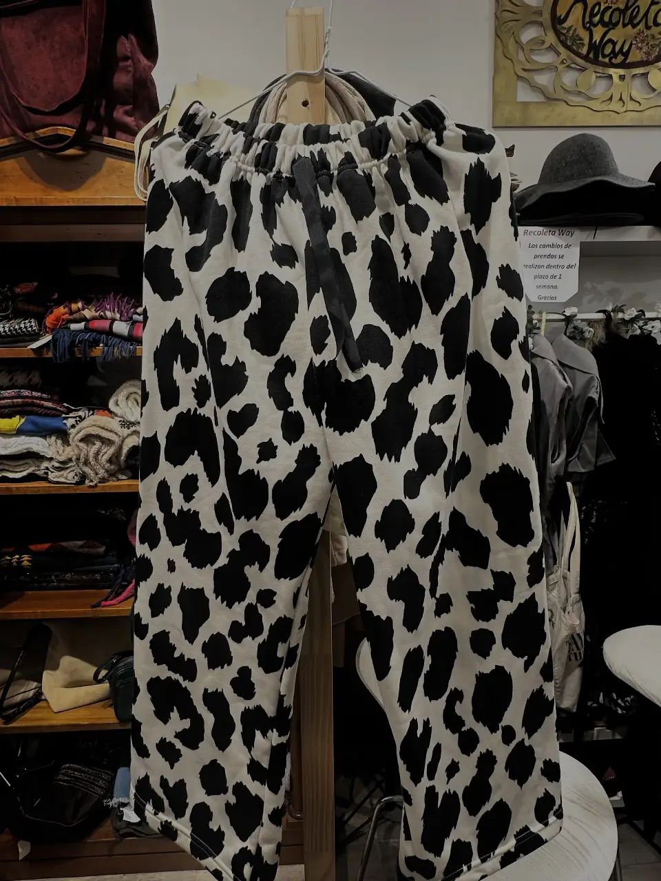 Pantalón suelto con estampado de manchas de vaca en blanco y negro. Ideal para un look casual y moderno.