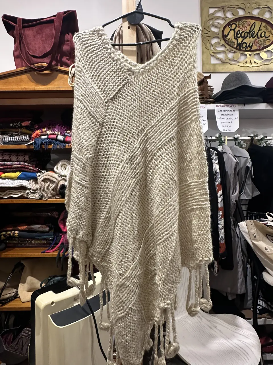 Poncho tejido a mano, ideal para usar en cualquier ocasión. Confeccionado en lana, este poncho es perfecto para abrigarte con estilo. Su diseño artesanal y detalles únicos lo convierten en una prenda especial y versátil.