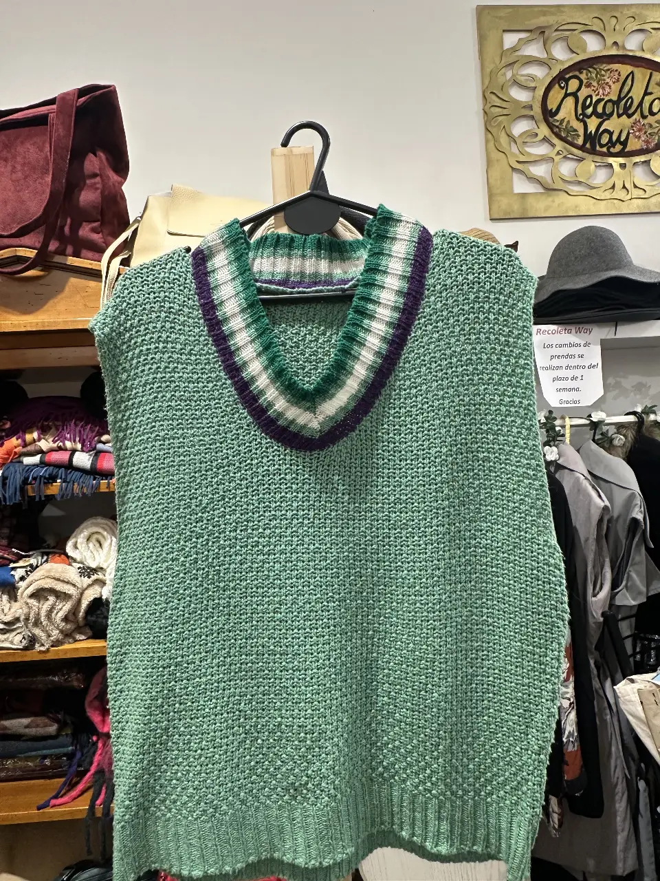 Chaleco tejido de punto, con cuello en V y detalles a rayas en el borde. Ideal para un look preppy y casual.
