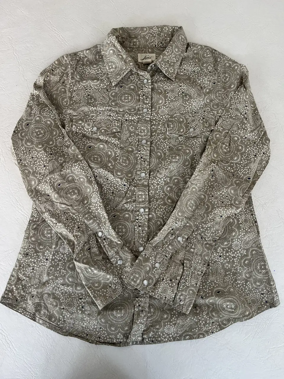 Camisa Levi's con estampado paisley en tonos grises y blancos. Talle M, ideal para un look casual y con estilo.
