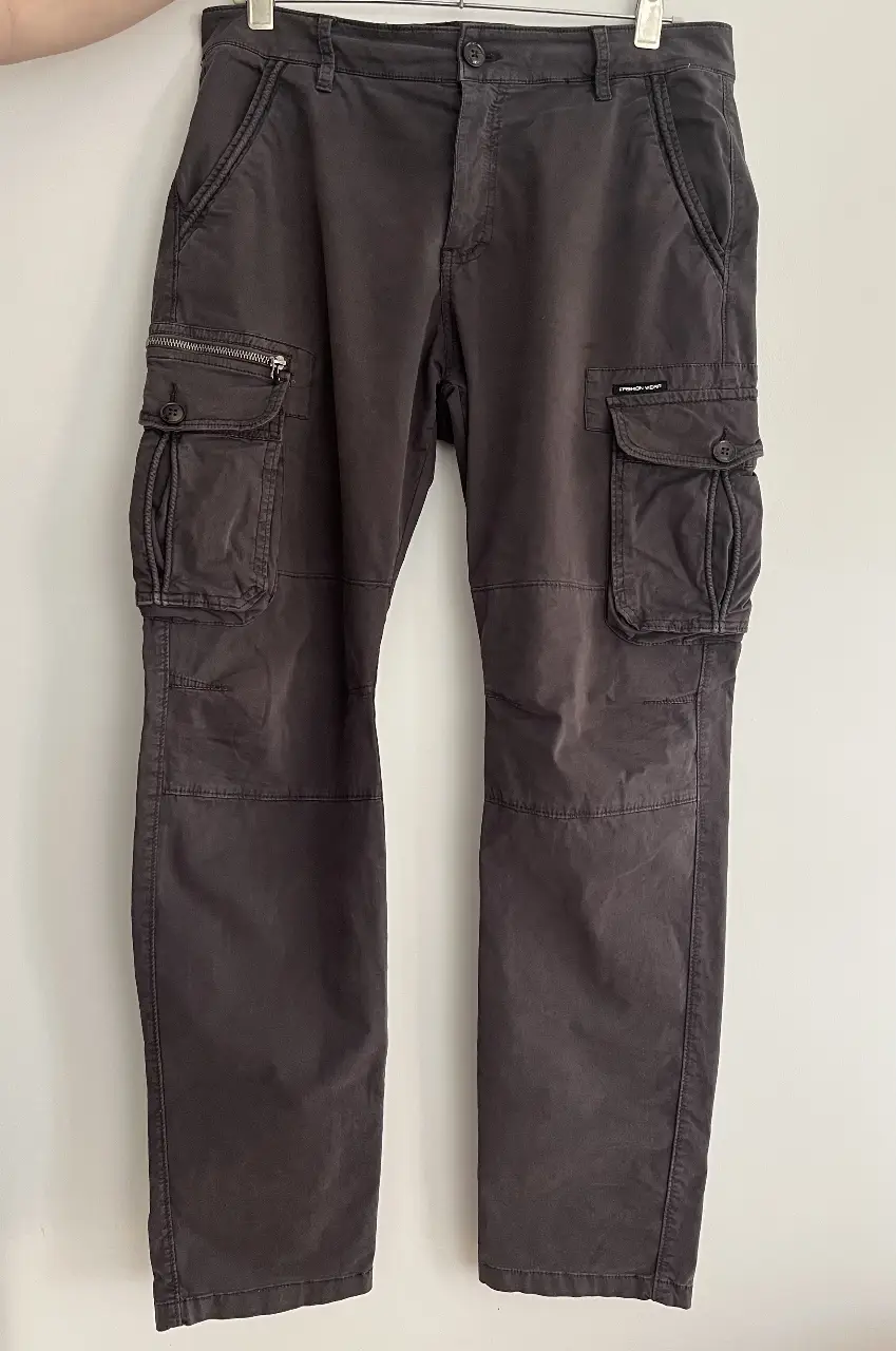 Pantalón cargo gris oscuro de hombre, con múltiples bolsillos y cierre con cremallera. Ideal para un look casual y utilitario. Marca I-Run. Talle L