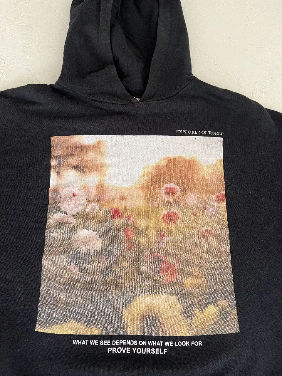 Buzo canguro negro de la marca Pull&Bear, con capucha y estampado en el frente. En la manga izquierda, lleva la frase "LIVE AND INSPIRE" en blanco. Ideal para un look casual y cómodo.