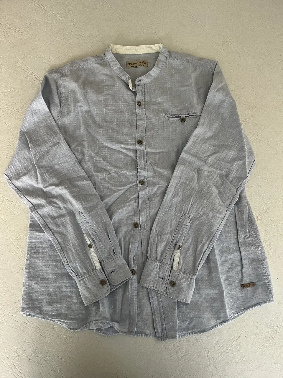 Camisa celeste de hombre, manga larga, con cuello mao y bolsillo en el pecho. Marca Zara Boys Collection, talle 13/14.