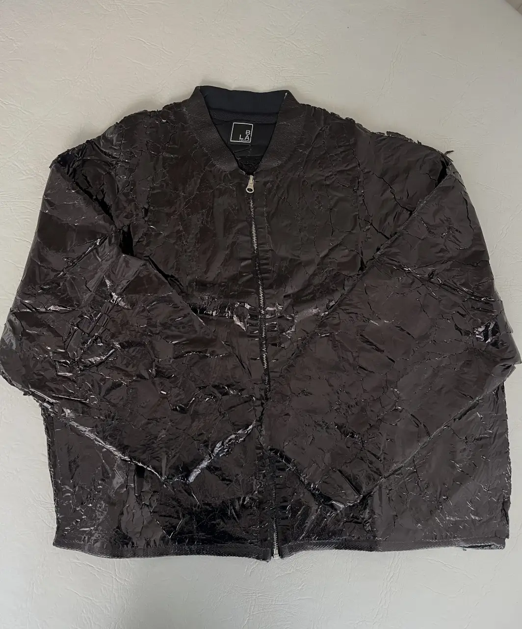 Campera bomber negra forrada con foil e interior de corderito, ideal para un look moderno y audaz. Con bolsillos, cierre y cuello tipo polera.                          NUEVA. Marca BLA CONCEPT.