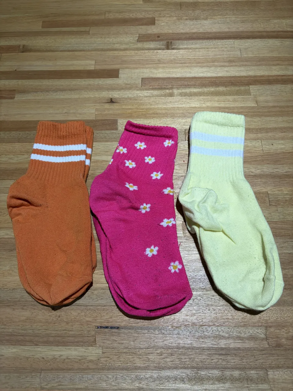 Set de 3 pares de medias tobilleras, ideales para el día a día. Un par es naranja con dos franjas blancas, otro es fucsia con estampa de flores blancas y el último es amarillo pálido con dos franjas blancas. Súper cómodas y cancheras.
se usaron para una producción de fotos deportivas líquido precio por 3 