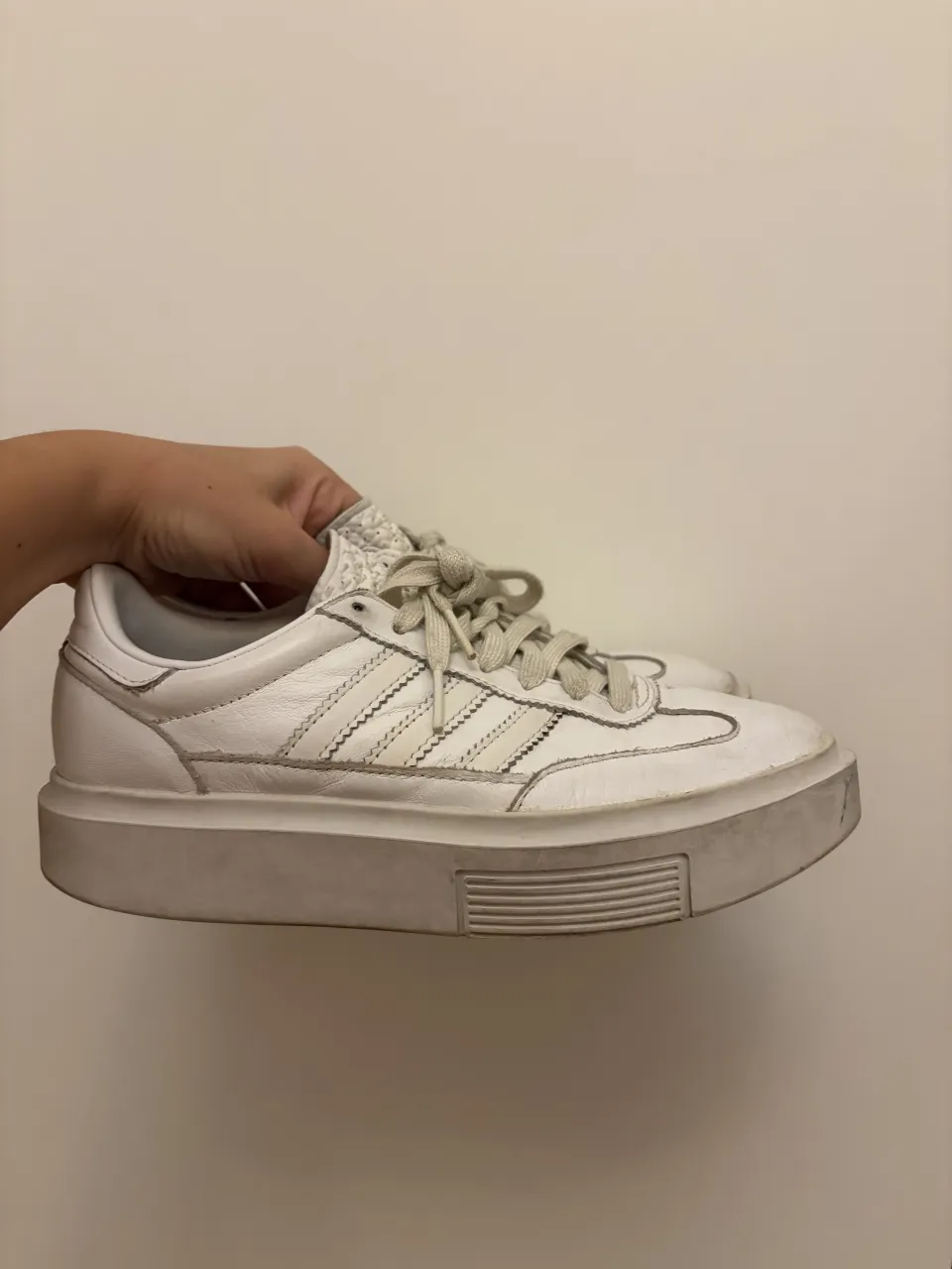 Zapatillas blancas de cuero con plataforma. Un clásico de Adidas con un toque moderno. Ideales para el día a día. por ser blancas están cuidadas igual a las fotos están en muy buen estado. 