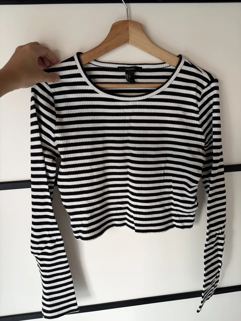 Remera manga larga a rayas blancas y negras. Cuello redondo.