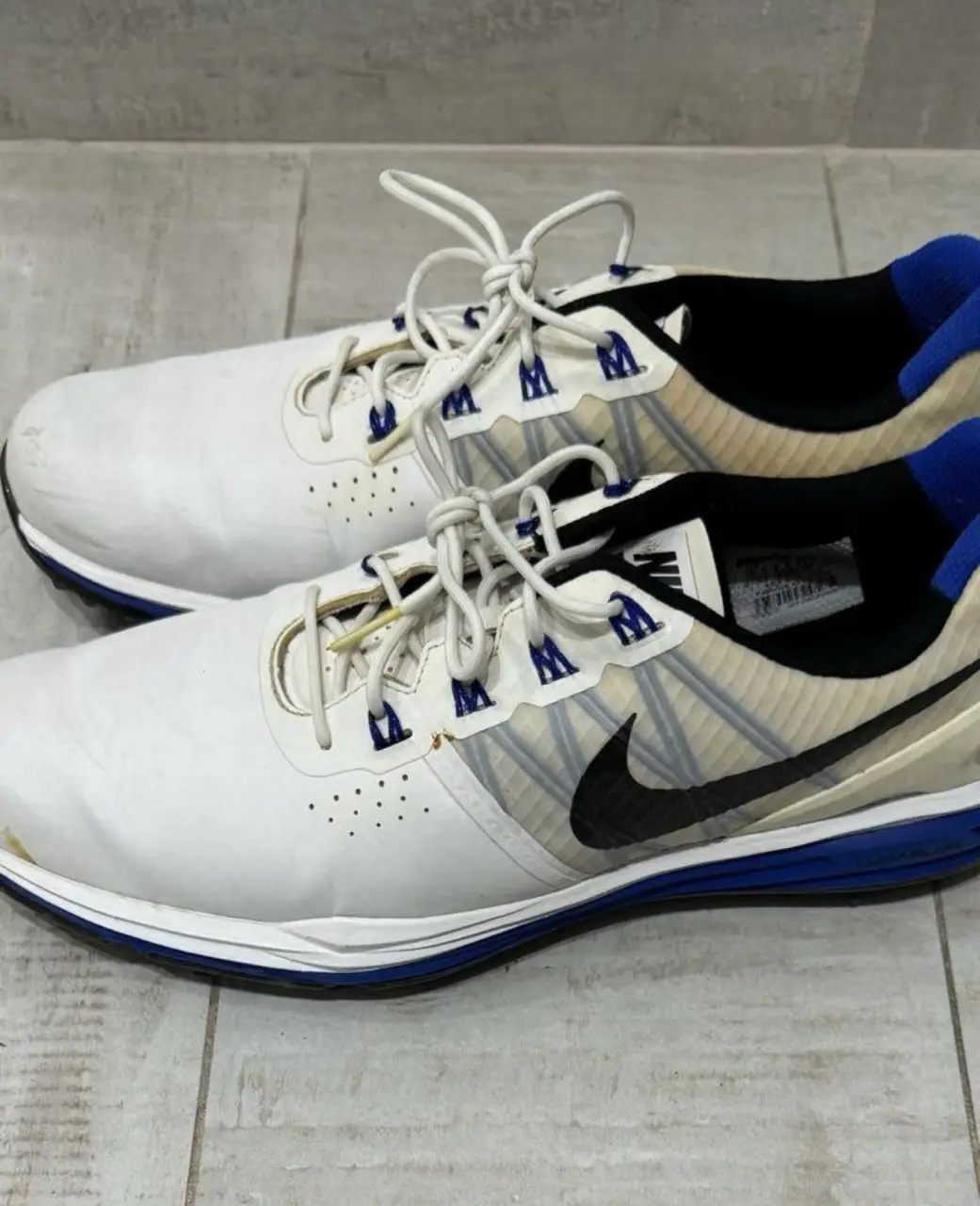 Zapatillas Nike hombre, blancas con detalles en azul y negro. Talle 10.5 US. Ideales para un look deportivo y funcional.
