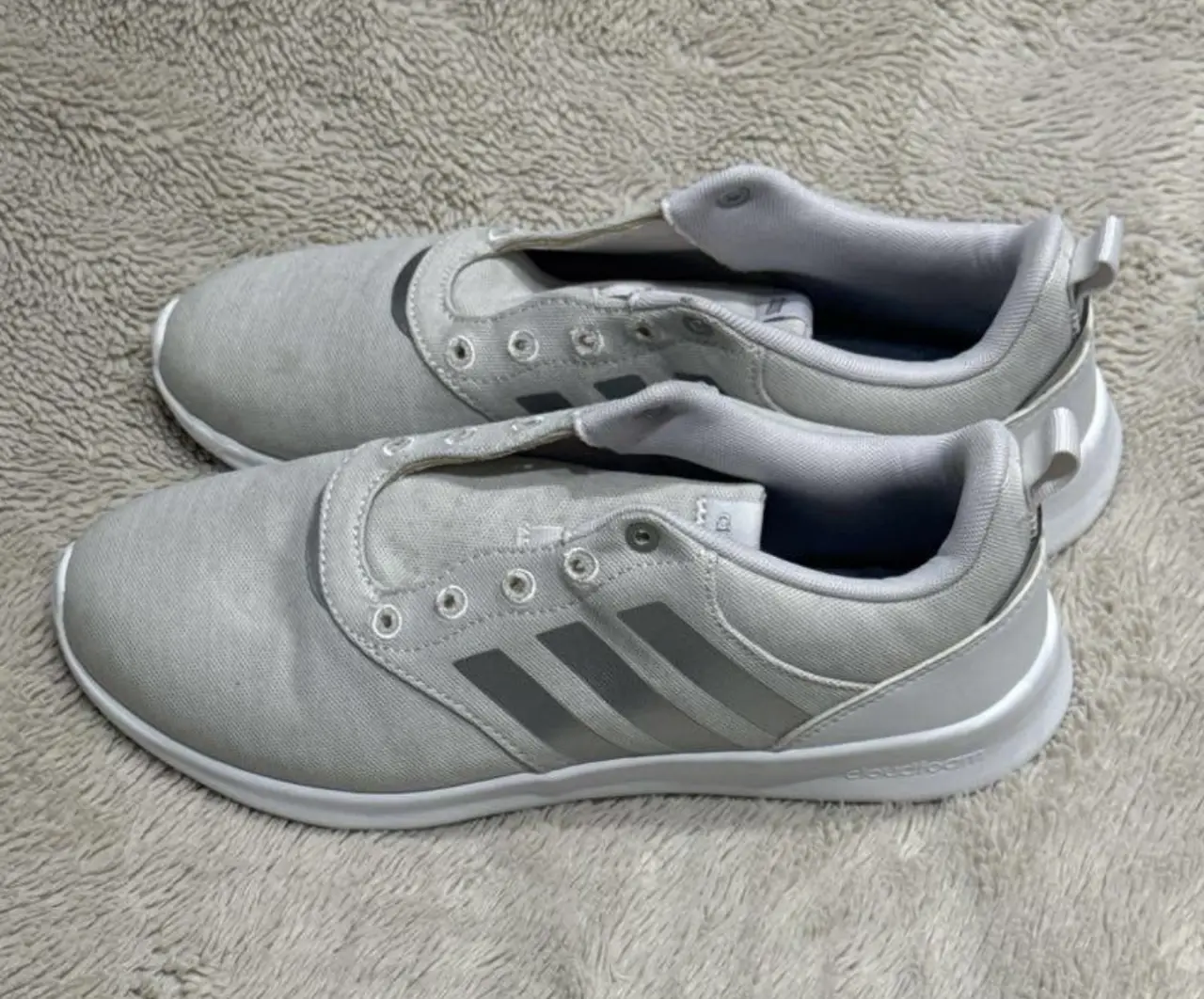 Zapatillas Adidas mujer, color gris con detalles plateados. Talle 8.5 US. Ideales para uso diario y actividades deportivas. Sin cordones. 
