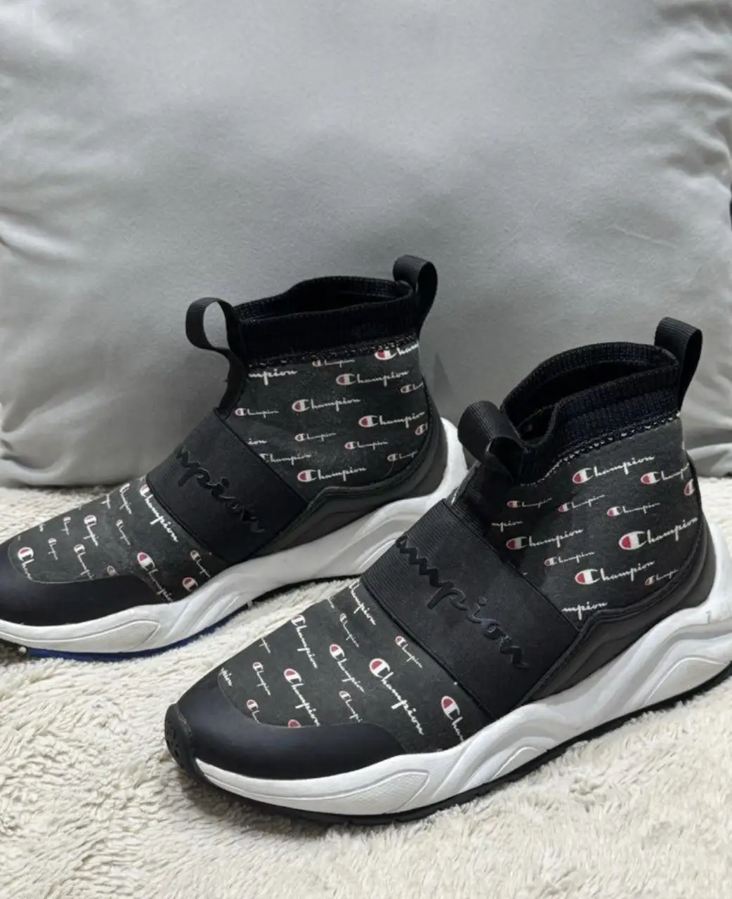 Zapatillas Champion negras con estampado del logo de la marca en blanco. Diseño tipo botín, con suela blanca y detalles en negro. Talle 8.5 US.