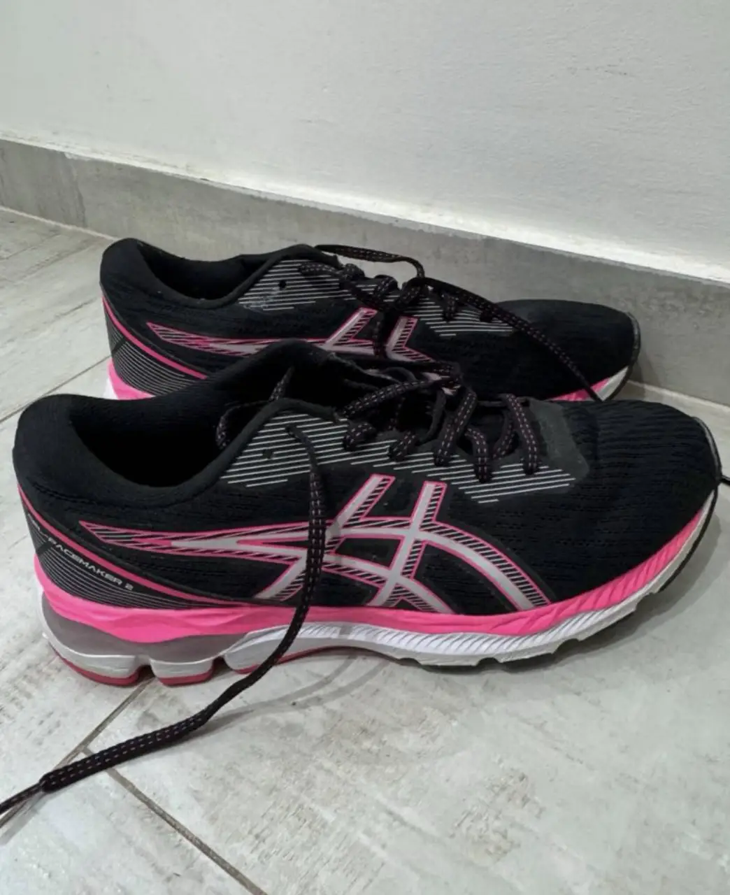 Zapatillas Asics  negras con detalles en rosa y blanco. Talle 40.