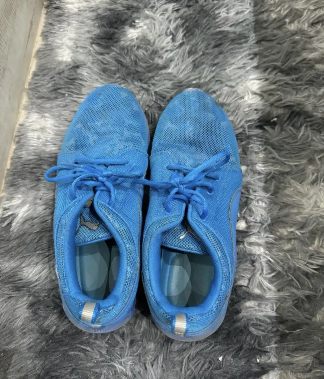 Zapatillas deportivas azules para hombre, ideales para running y actividades físicas. Diseño moderno y cómodo.
