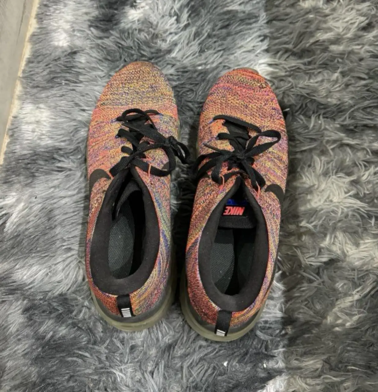 Zapatillas deportivas Nike multicolor, ideales para running y uso diario. Diseño moderno y cómodo.
