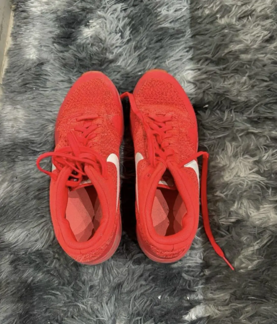 Zapatillas Nike rojas con el logo blanco. Ideales para running o uso diario.