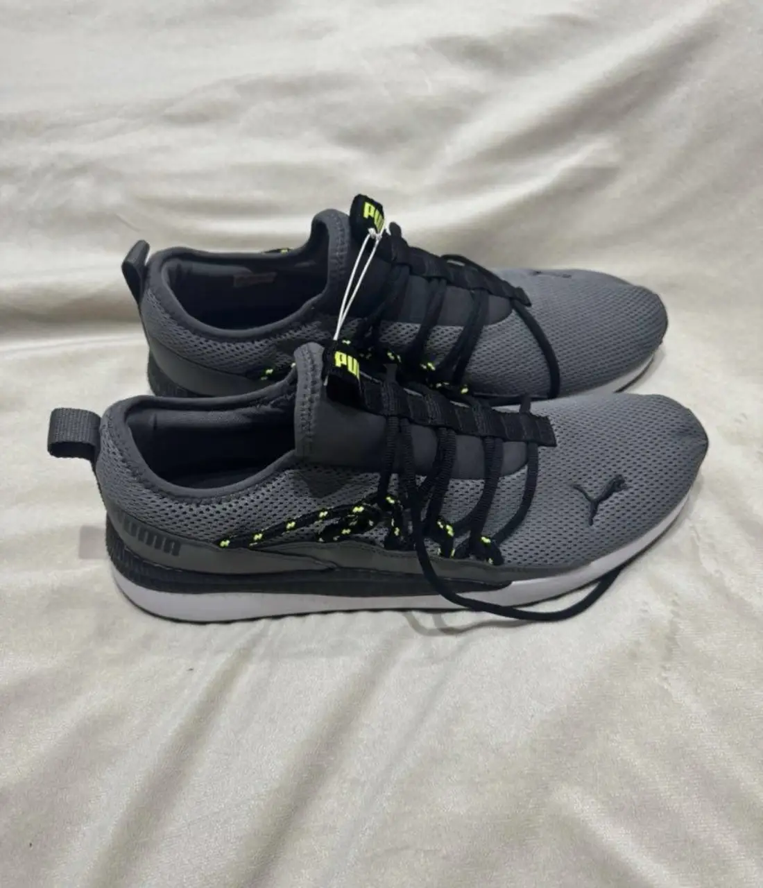 Zapatillas Puma grises con detalles en negro y amarillo. Ideales para running y uso diario. Talle 13 US.