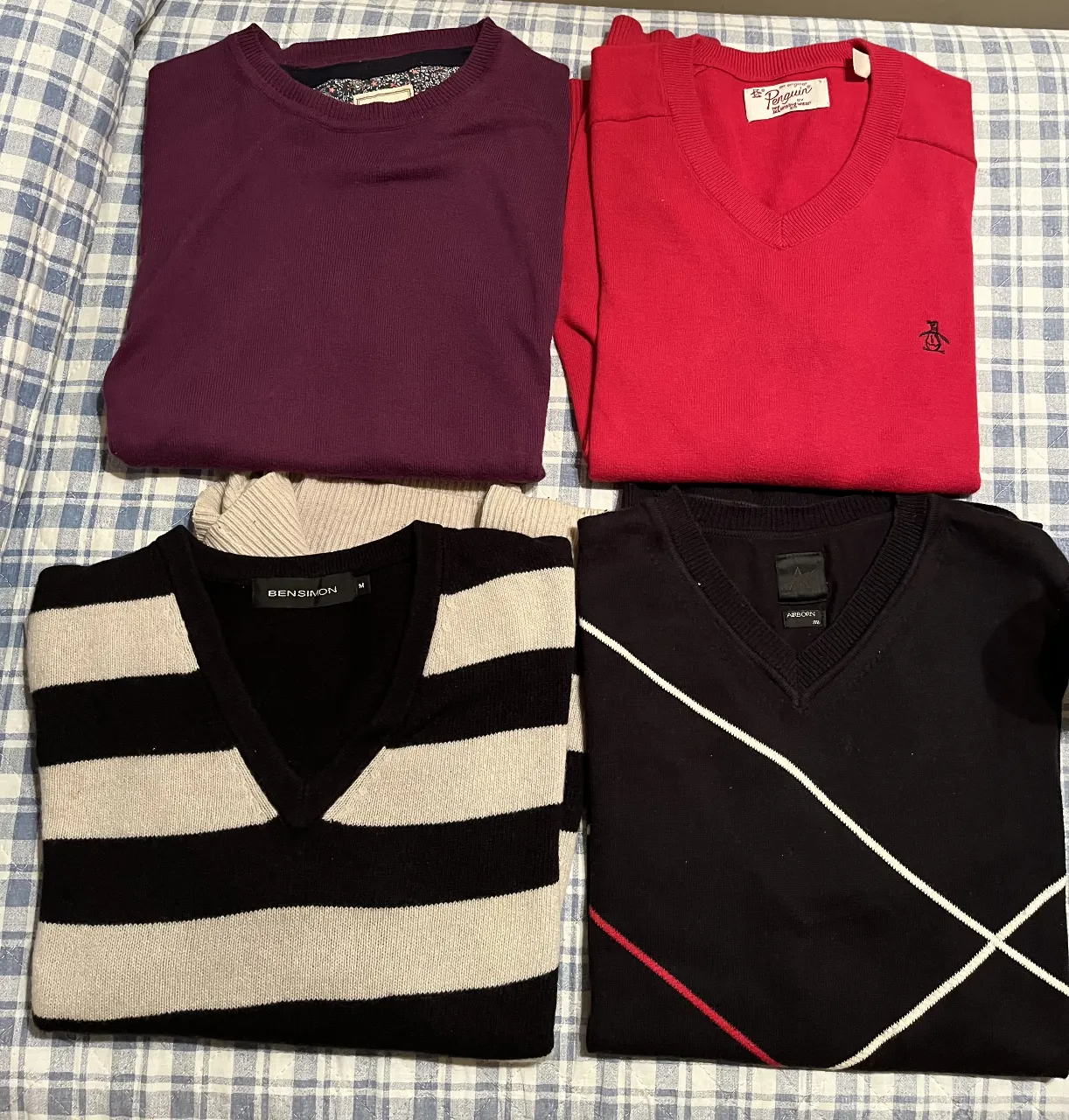 Sweater de hombre en V, color violeta. Ideal para un look casual y abrigado.