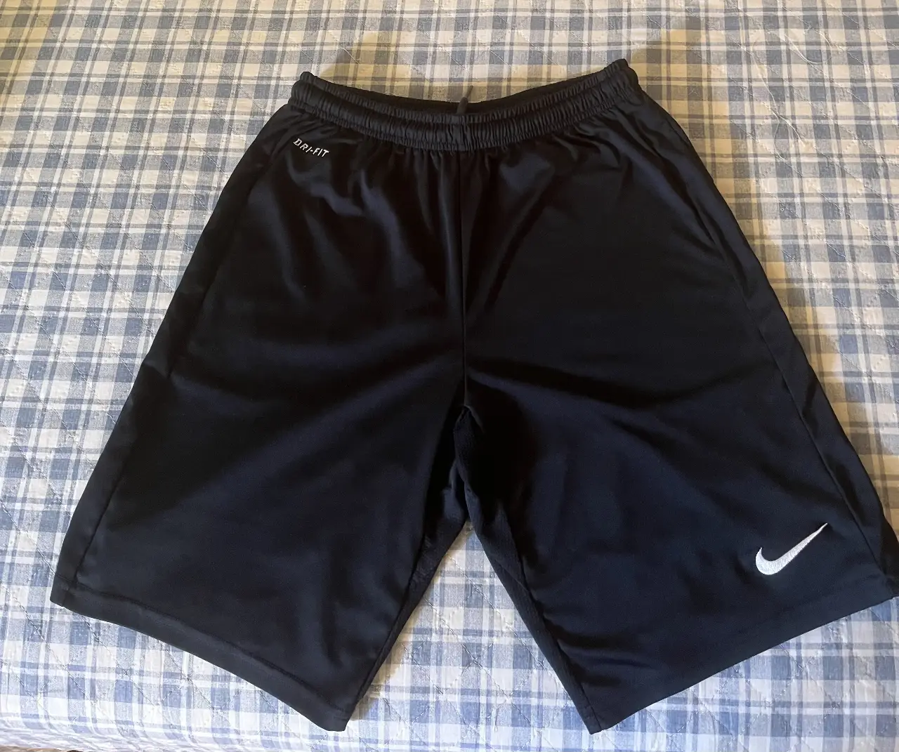 Short deportivo Nike Dri-Fit negro, talle M, ideal para entrenamientos y actividades físicas. Confeccionado en material transpirable y cómodo.