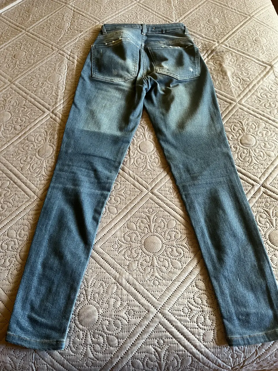 Jeans rectos de mujer,color azul gastado, talle 22. Marca RIMMEL. Ideal para un look casual y cómodo.