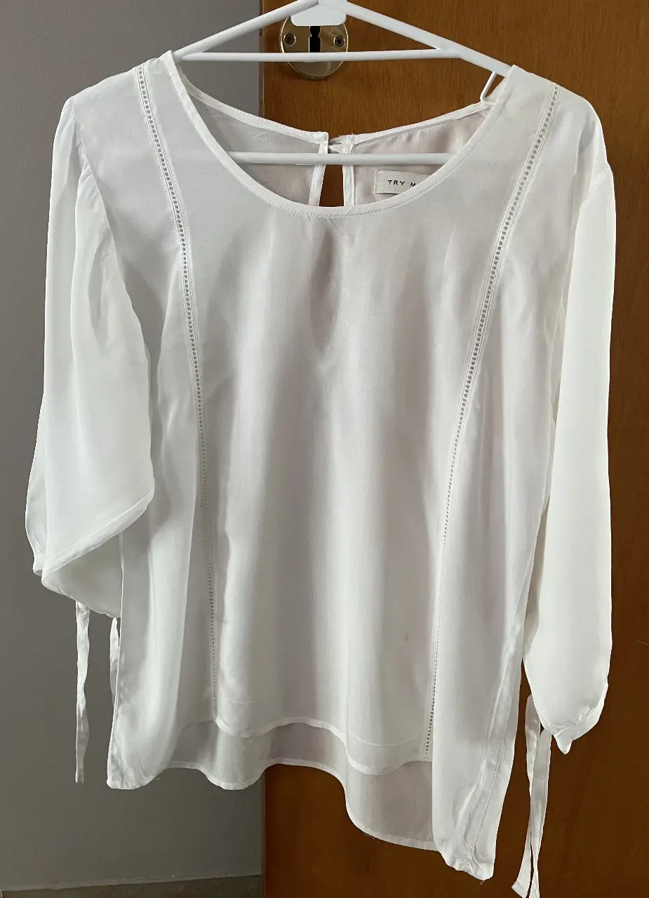 Blusa blanca de manga larga con detalles delicados. Ideal para un look elegante y fresco. Talle 42.