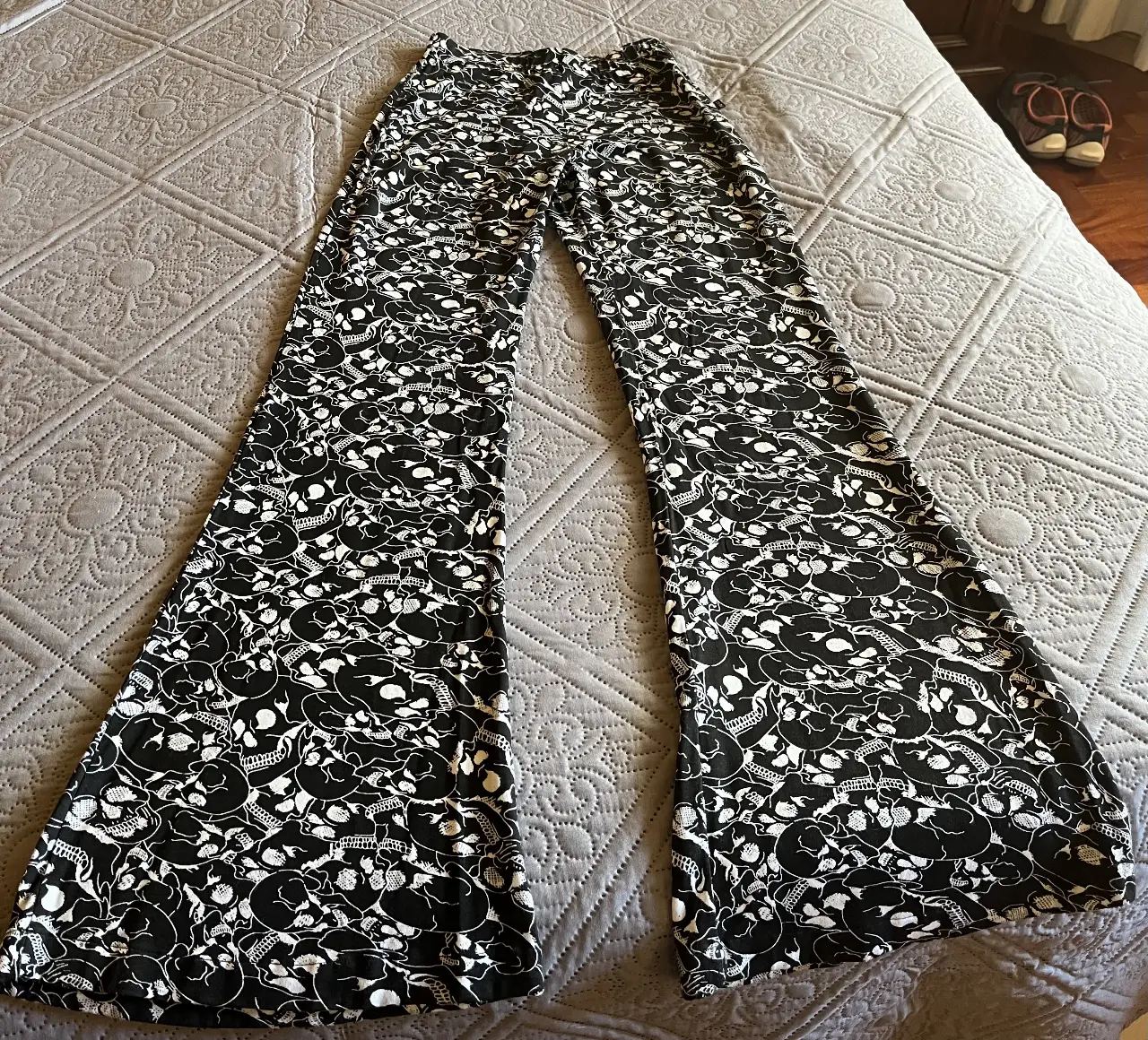 Pantalón suelto con estampado de calaveras en blanco y negro. Talle 38. Ideal para un look rocker o casual.