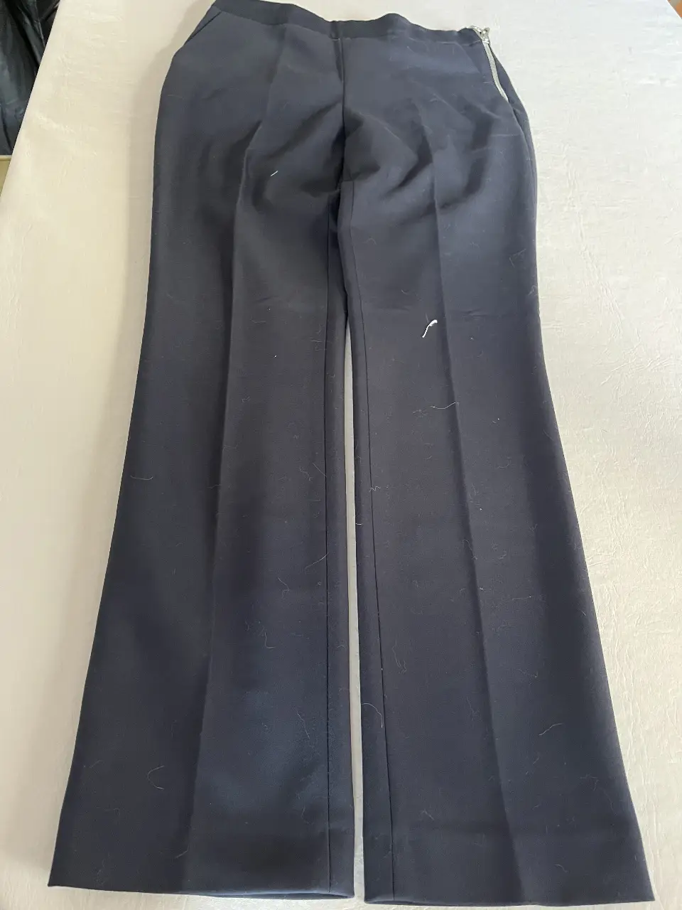 Pantalón sastrero de mujer, color negro , de la marca Zara Basic. Talle M. Corte recto con cierre lateral.