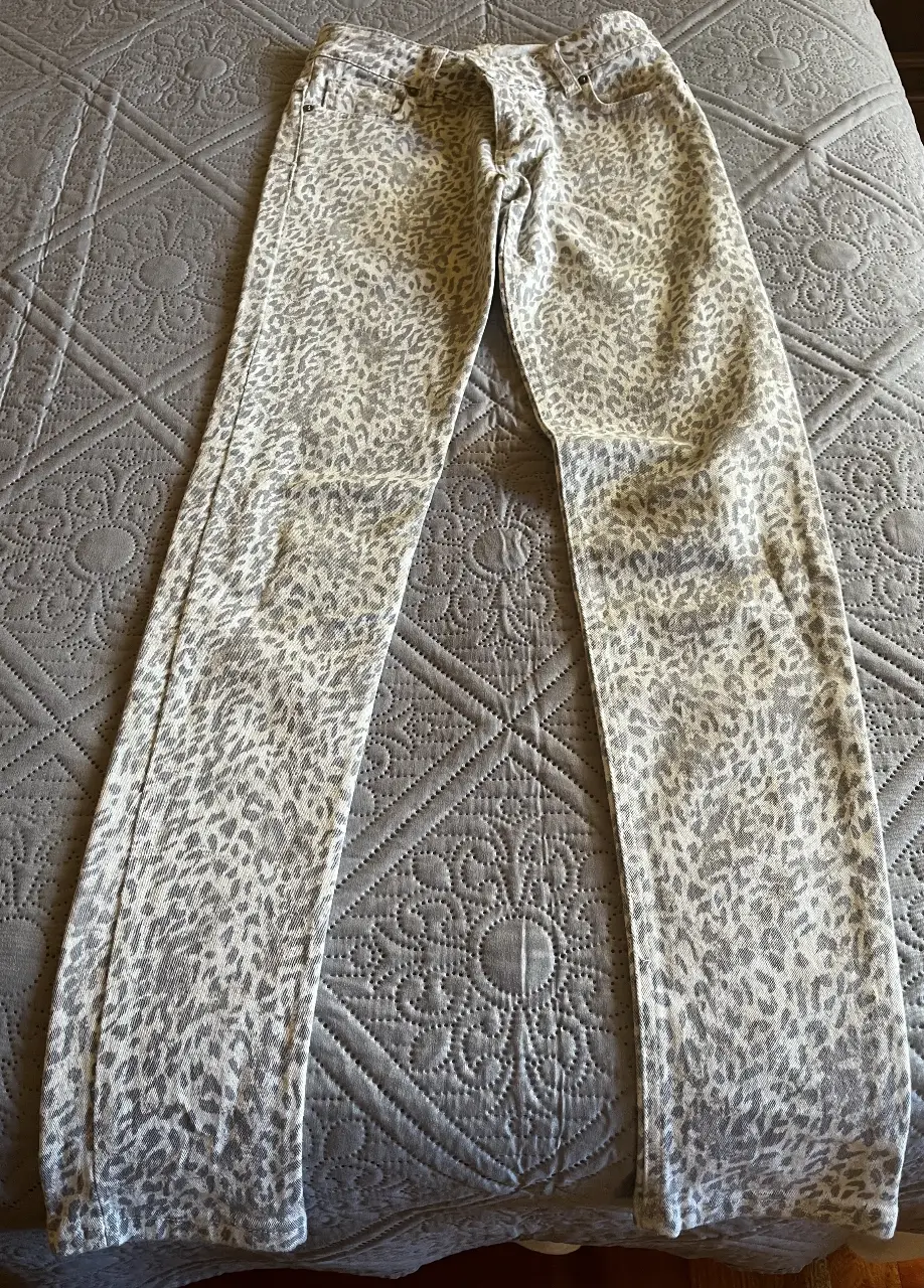Jeans de mujer con estampado de leopardo en tonos grises y blancos. Corte recto, ideal para un look casual y moderno. Perfecto para combinar con diferentes estilos.