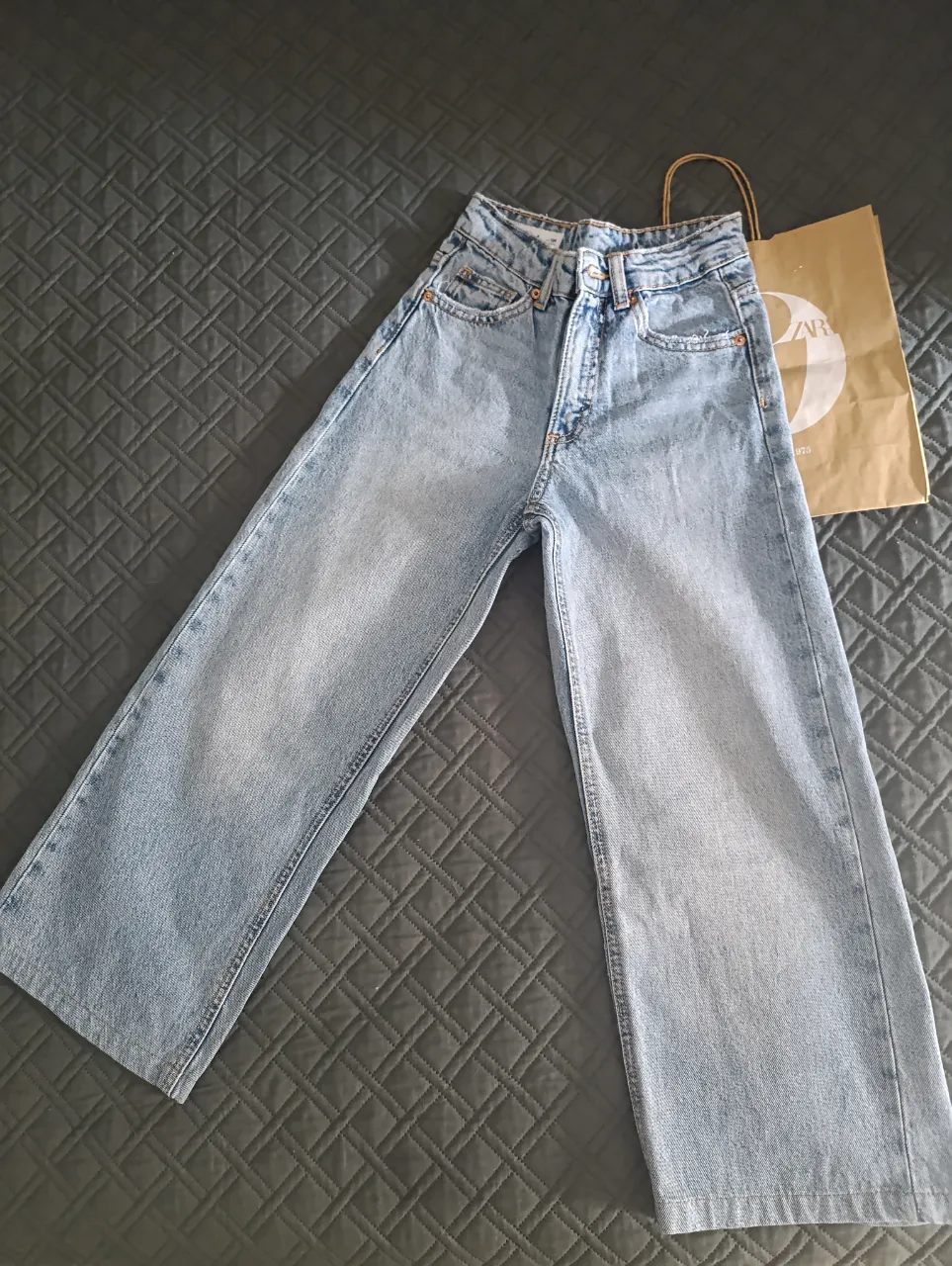 Jeans tiro alto, corte ancho y lavado claro. Ideales para un look casual y moderno, perfectos para combinar con remeras o tops. Un básico indispensable en tu guardarropa.