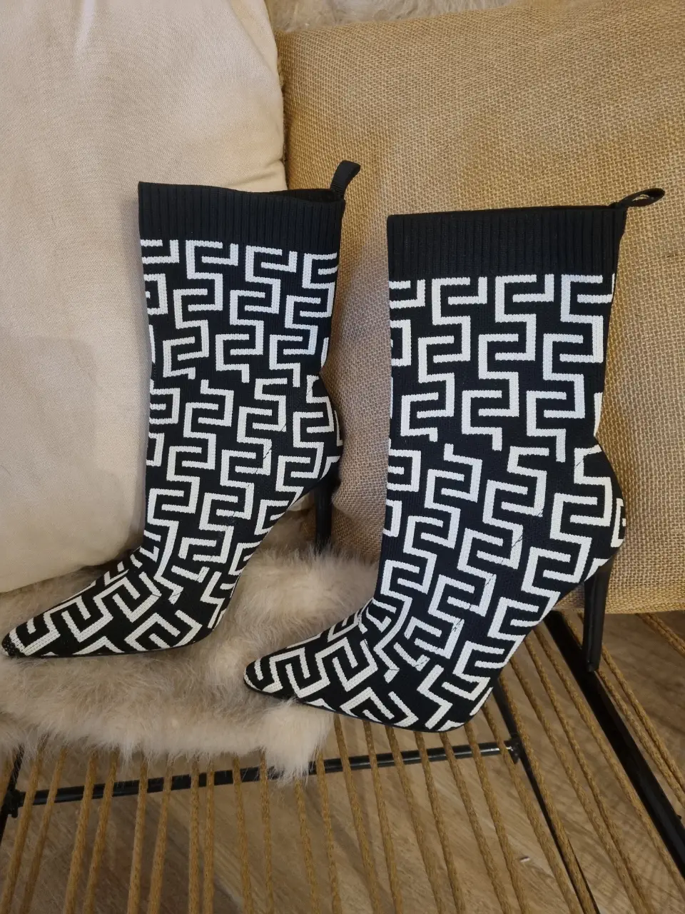 Botas en blanco y negro. Tacón fino y punta afilada. Un solo uso