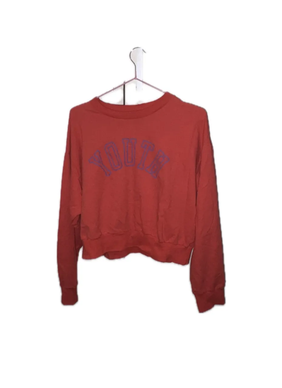 Buzo de cuello redondo color rojo con estampado "YOUTH" en violeta. De la marca Como Quieres. Talle 40.