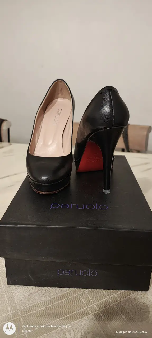 Zapatos de taco alto negros de la marca Paruolo, con suela roja. Ideales para eventos formales o fiestas.