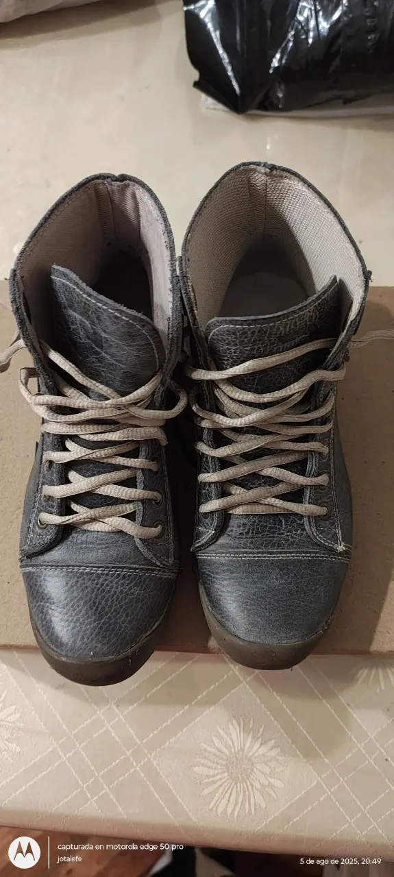 Zapatillas de cuero grises de la marca Relativa, ideales para un look casual y urbano. Hechos en Argentina. Largo plantilla 23.7 CM 
