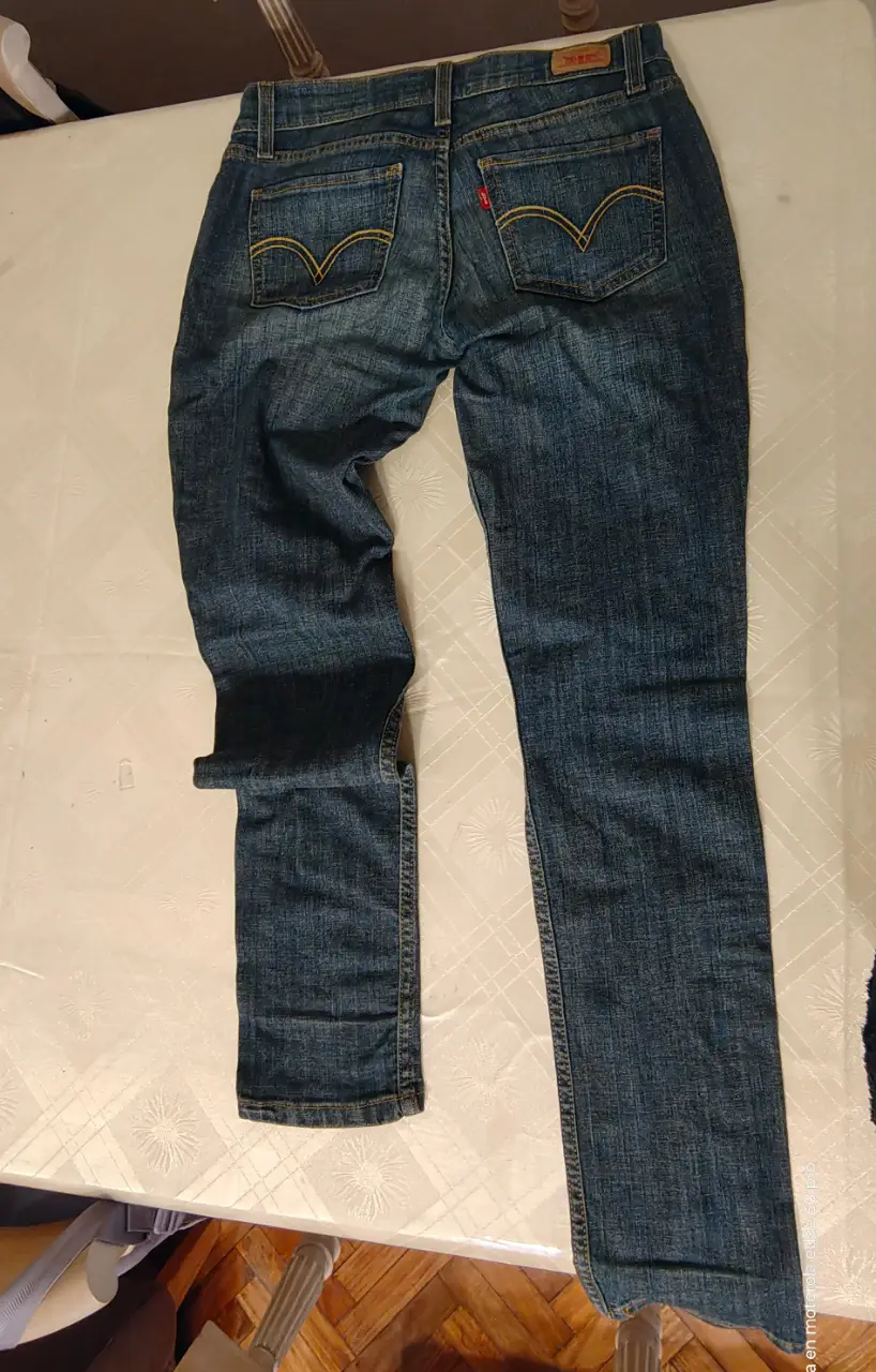 Jeans rectos de mujer, color azul, de la marca Levi's. Tiro medio, ideal para un look casual y cómodo.