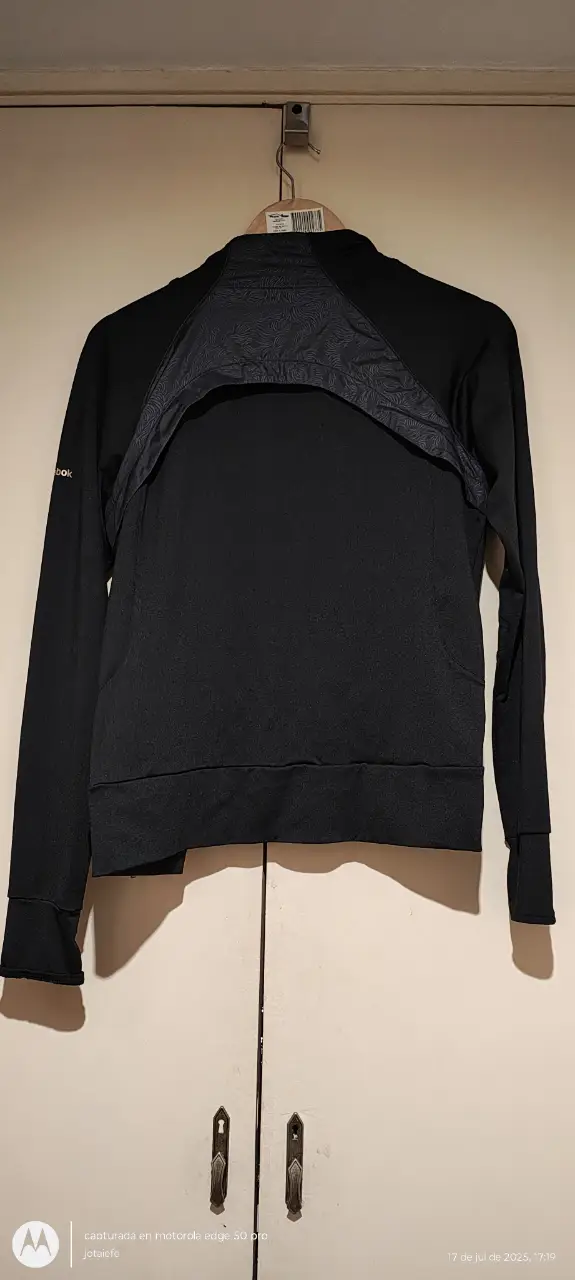 Buzo deportivo negro con cierre y detalles en gris. Ideal para actividades físicas o uso casual.
