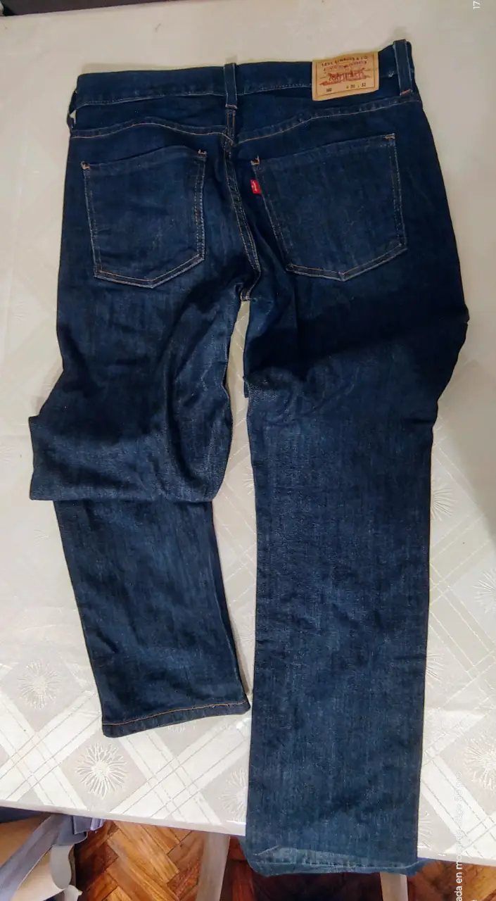 Jeans recto, color azul oscuro, con el clásico corte de 5 bolsillos. Un básico atemporal para cualquier guardarropa.