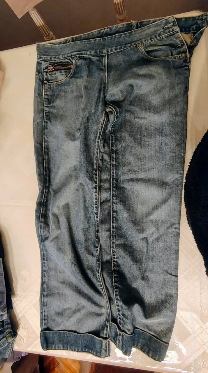 Jeans de hombre, corte recto, con bolsillos delanteros y traseros. Diseño clásico de mezclilla, ideal para un look casual y versátil.