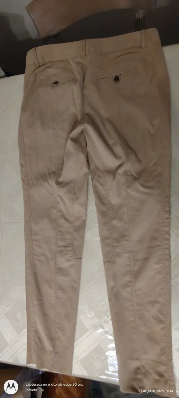 Pantalón sastrero color khaki de Zara Woman. Ideal para un look elegante y versátil.