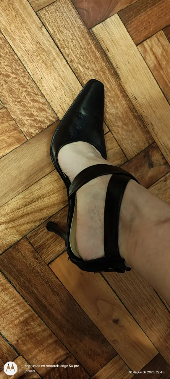 Elegantes zapatos de taco alto negros, con diseño de punta fina y detalles de tiras. Ideales para eventos formales y fiestas.