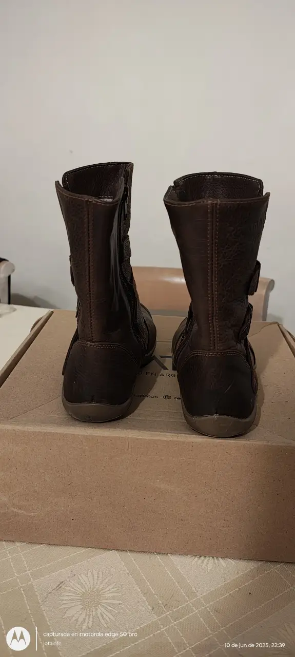Botines de cuero marrón con detalles de hebillas y cierre lateral. Ideales para un look casual y cómodo.