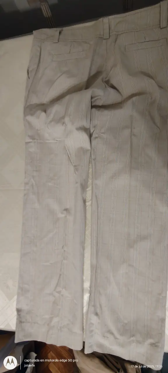 Pantalón sastrero a rayas verticales en color crudo. Ideal para un look elegante y versátil.
