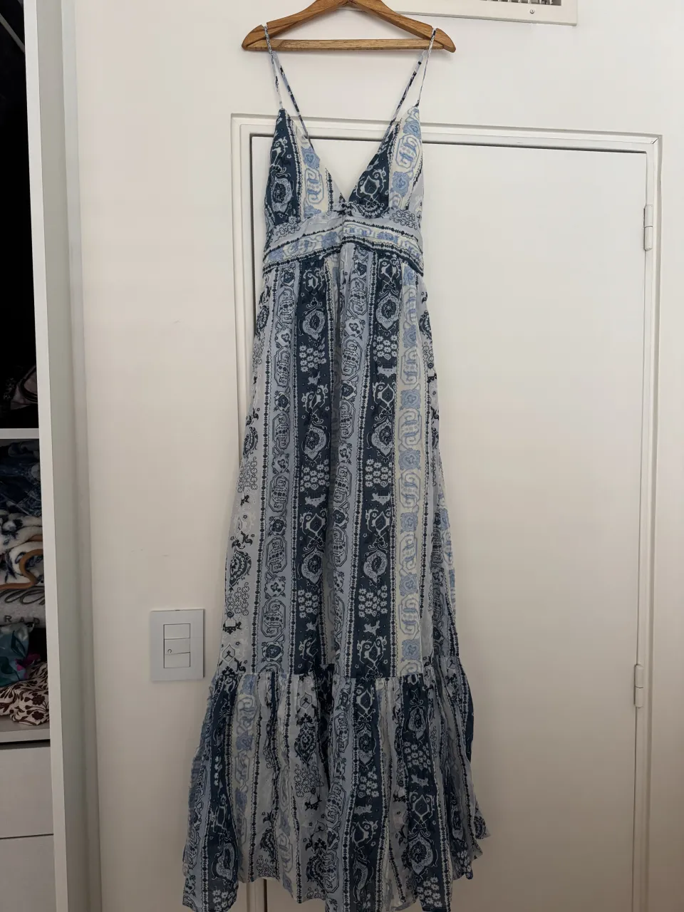 Vestido largo azul estampado con tiras finas regulables, escote en V y espalda fruncida