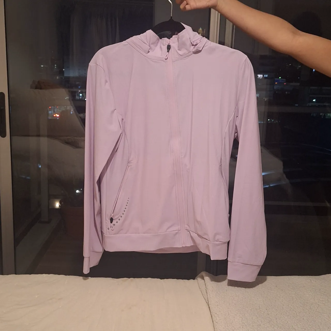 Buzo deportivo con cierre y capucha en color lila. Talle L.