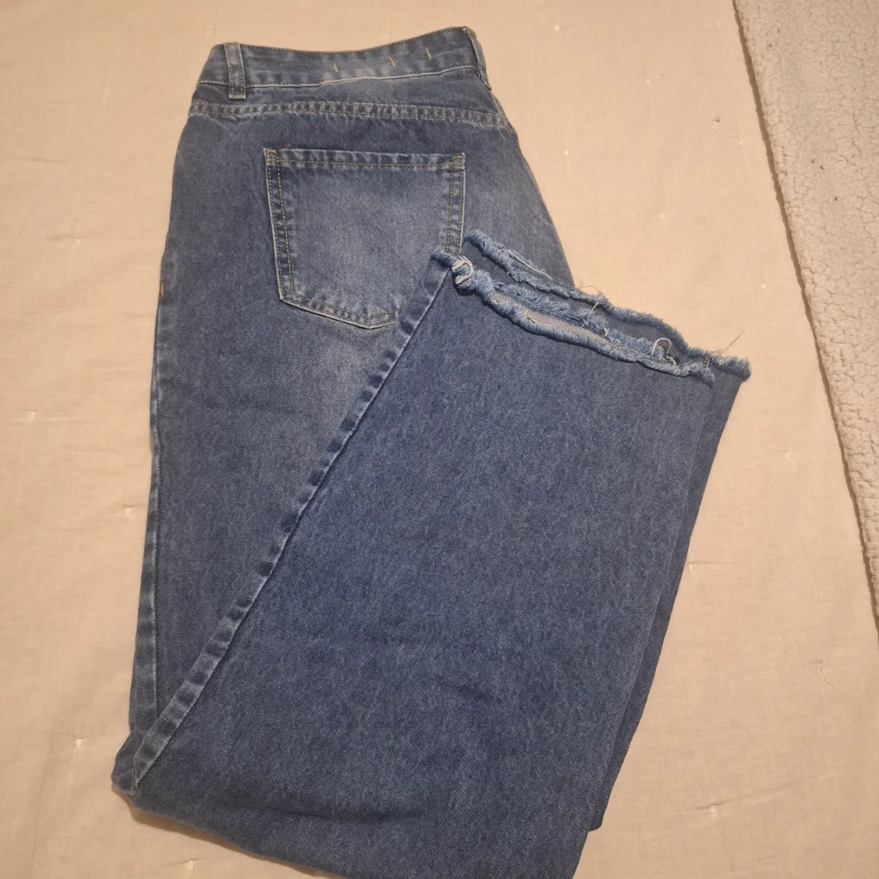 Jeans rectos de mujer, tiro alto, con etiqueta de la marca VIVO WOMAN, talle 42. Ideal para un look casual y cómodo.