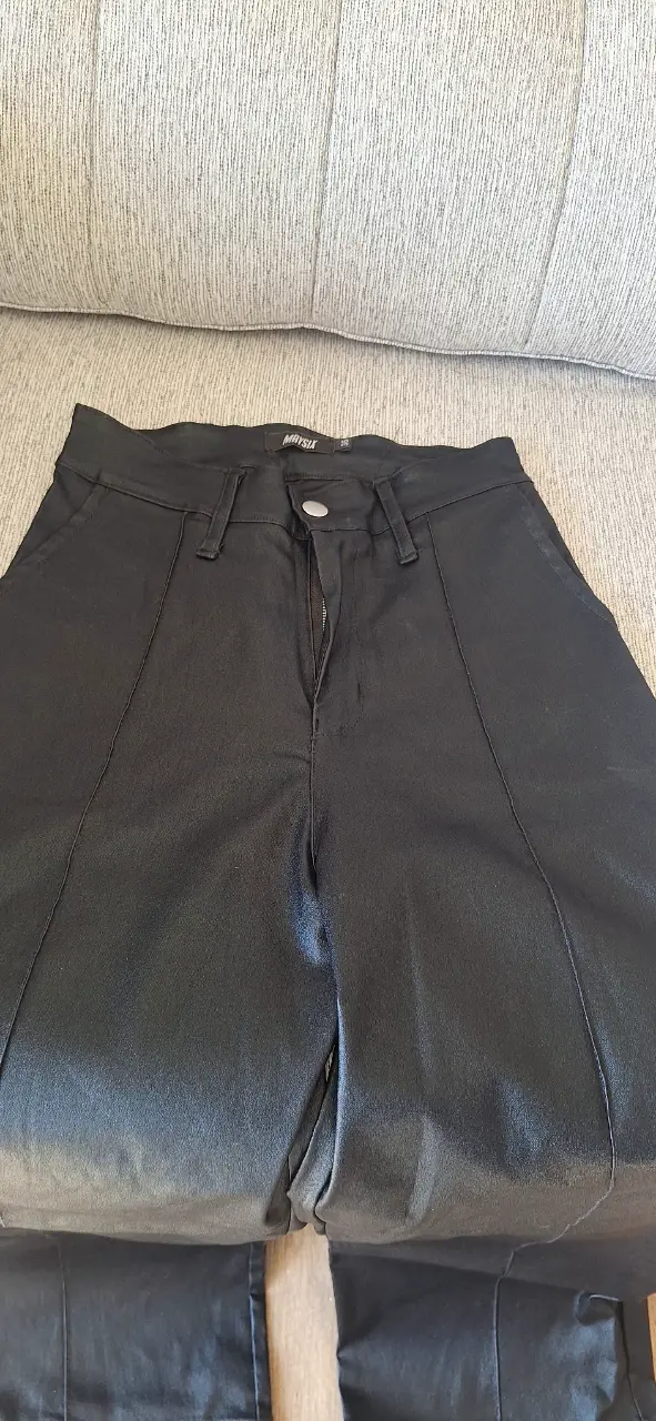 Pantalón sastrero de cuero sintético negro, talle 36. Marca MARYSIX. Ideal para un look elegante y moderno.