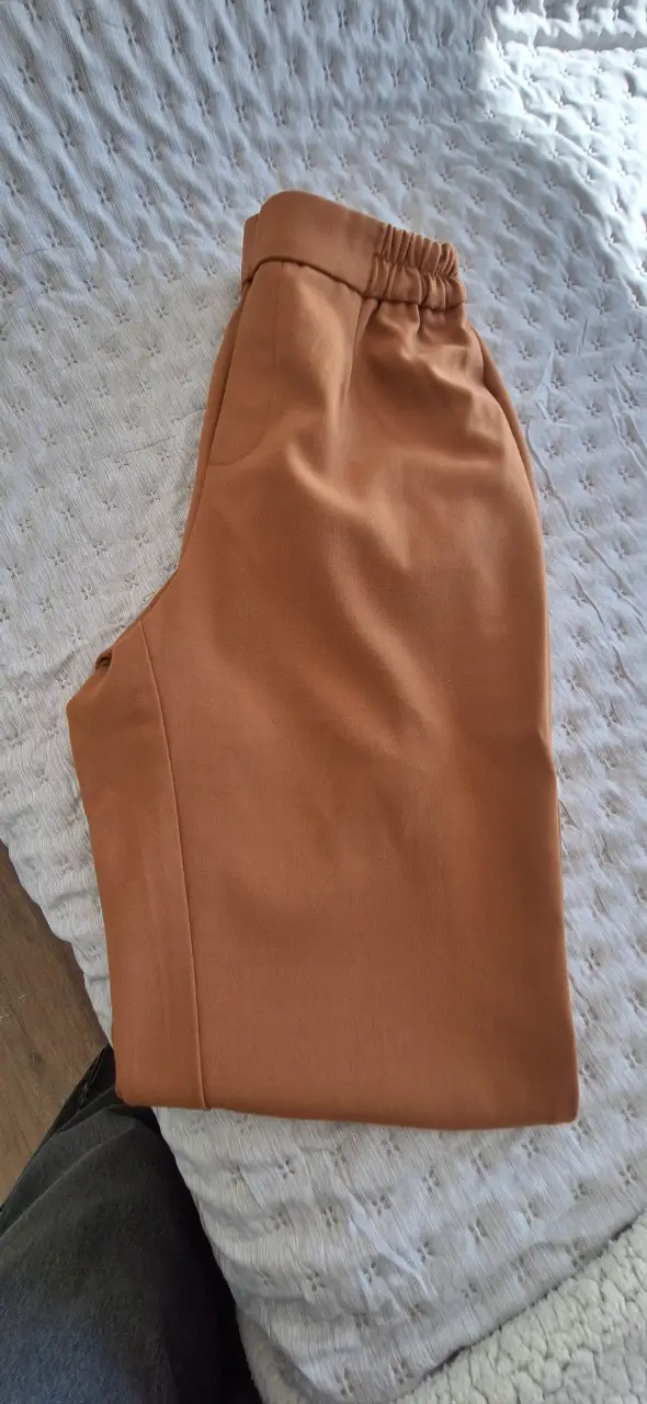 Pantalón sastrero color marrón, de la marca Sybilla, talle S. Ideal para un look casual o de trabajo.