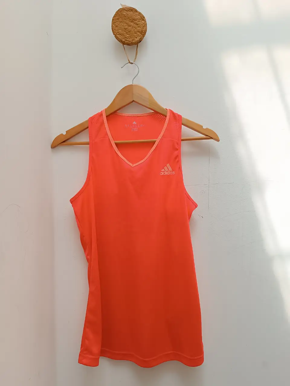 Musculosa deportiva Rosa Adidas para mujer. Ideal para entrenamientos y actividades físicas. Confeccionada con materiales transpirables y diseño cómodo.
