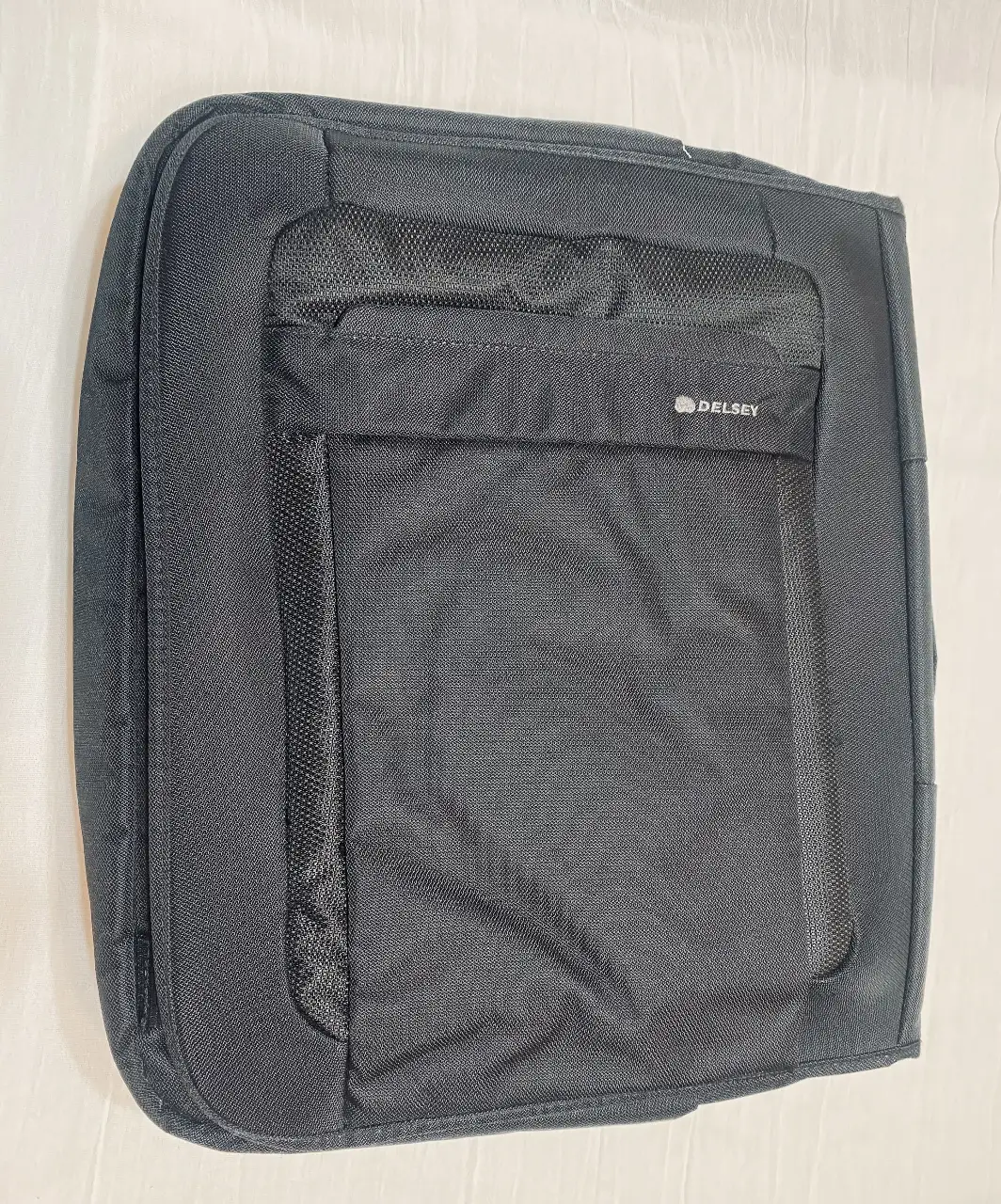 Maletín porta notebook Delsey negro, con múltiples compartimentos . Ideal para proteger tus dispositivos y llevar todo lo necesario para afrontar tu día.